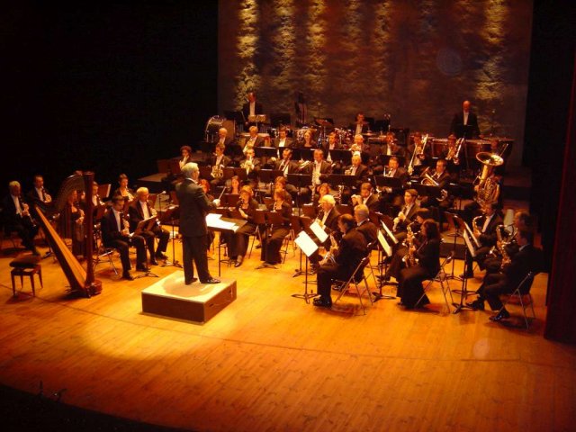 Cérémonie rare avec un orchestre de variété